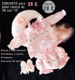Cubrepañal con volantes y lazo Blusa de plumeti con encaje bordado a mano Capota, patucos y conejito sonajero de punto.jpg